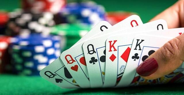 Bàn chơi poker thường chứa từ 2 đến tối đa 10 người