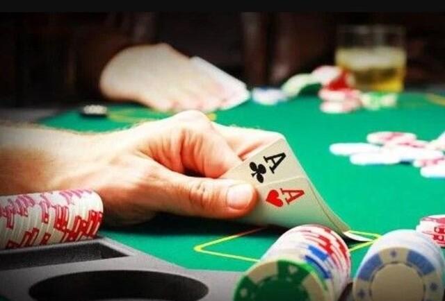 Mỗi ván chơi poker sẽ trải qua 4 vòng và tiền cược sẽ được gom chung thành pot