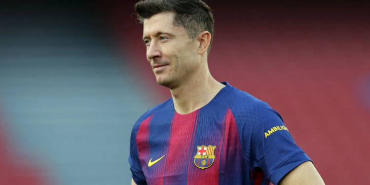 Phong cách thi đấu sát thủ của Robert Lewandowski trong vòng cấm
